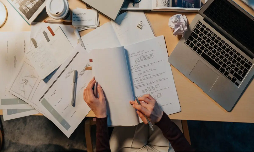 A vibrant urban scene showcasing diverse individuals engaged in discussions and collaborative activities, surrounded by modern architecture and greenery, conveying a sense of community and innovation. The atmosphere is lively and optimistic, reflecting the spirit of urban transformation and collaboration.