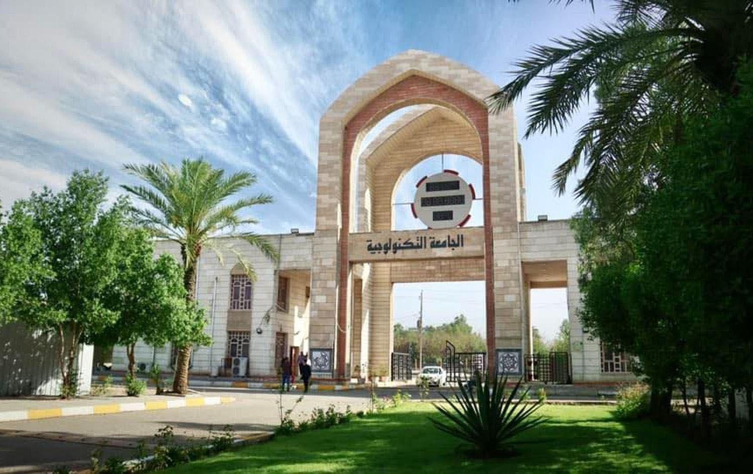 أفق حضري واسع يبرز مبانٍ ومعالم معمارية حديثة في المقدمة مع امتداد السماء خلفها، لا يحتوي على نص داخل الصورة، المشهد ثابت ودرامي ينقل شعوراً بالحيوية والتطور العمراني